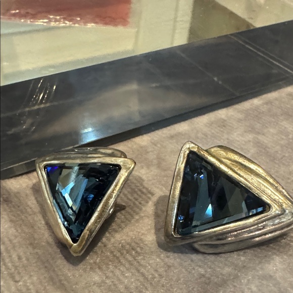 Uno de 50 Triangular Blue Stone Pierced Earrings - Picture 1 of 4
